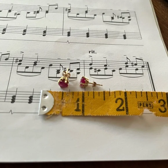 14kyg Ruby stud earrings, 5mm - Picture 3 of 11